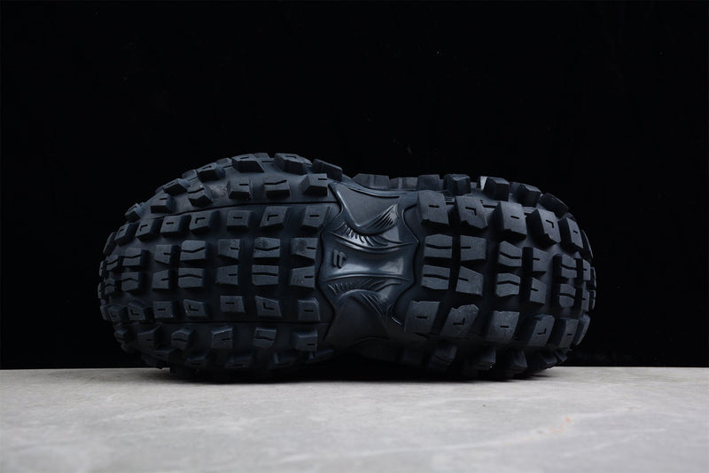 Q60 Balenciaga Defender